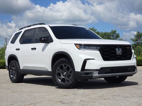 Used 2025 Honda Pilot TrailSport image 2