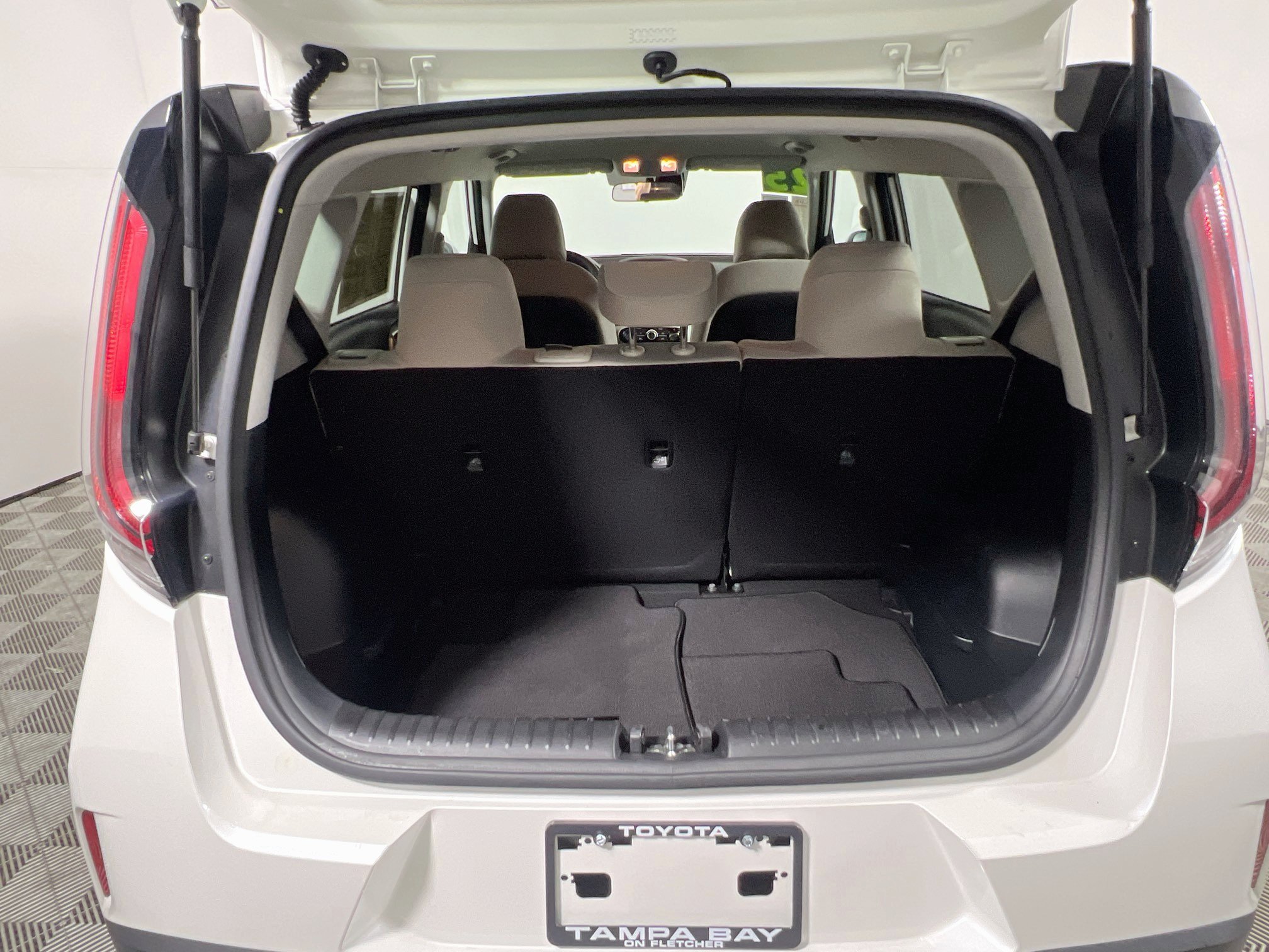 Used 2025 Kia Soul LX w/ LX Technology Package FWD image 34
