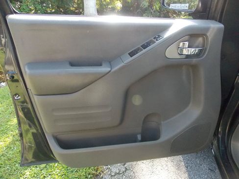 Used 2015 Nissan Frontier SV AWD/4WD image 19
