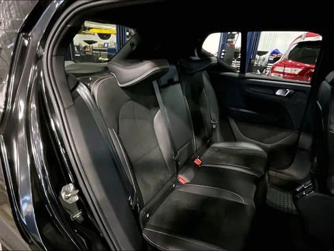 Used 2022 Volvo XC40 T5 R-Design image 27