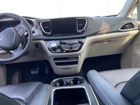 Used 2023 Chrysler Pacifica Touring-L FWD image 15