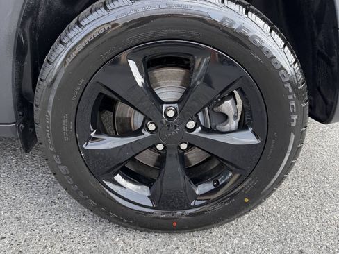 Used 2021 Jeep Cherokee Latitude Plus AWD/4WD image 18