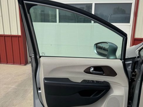 Used 2019 Chrysler Pacifica Touring-L FWD image 4