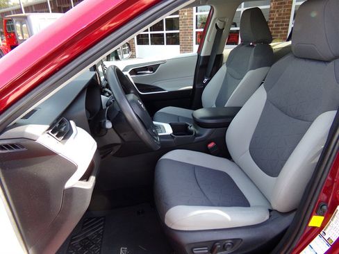 Used 2022 Toyota RAV4 XLE w/ Convenience Package image 17