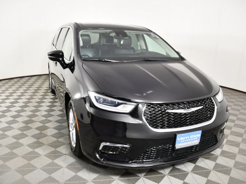 Used 2024 Chrysler Pacifica Touring-L FWD image 3