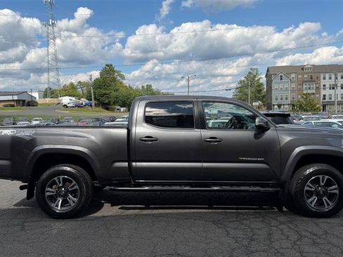 Used 2018 Toyota Tacoma TRD Sport AWD/4WD image 3