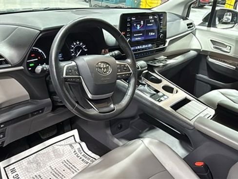 Used 2022 Toyota Sienna XLE image 11