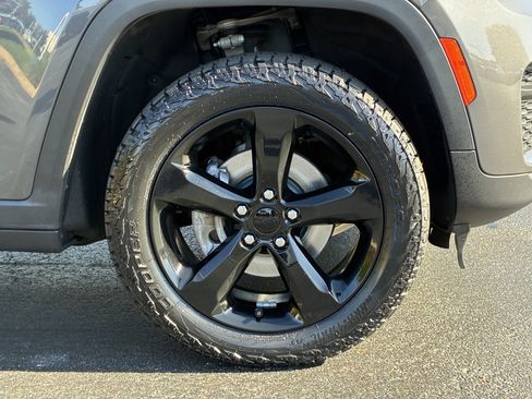 Used 2023 Jeep Grand Cherokee Altitude AWD/4WD image 8