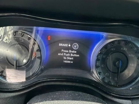 Used 2019 Chrysler 300 S RWD image 8