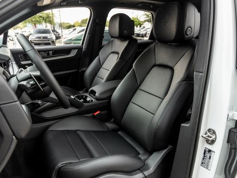 Certified 2025 Porsche Cayenne image 5