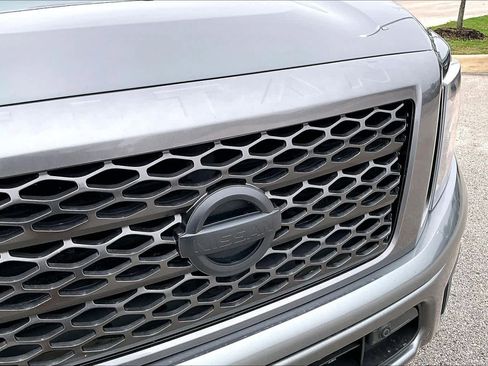 Used 2019 Nissan Titan SV w/ SV Convenience Package image 29