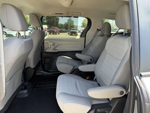 Used 2022 Toyota Sienna LE FWD image 25