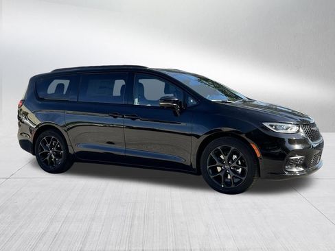 New 2026 Chrysler Pacifica Select w/ S Appearance Package image 3
