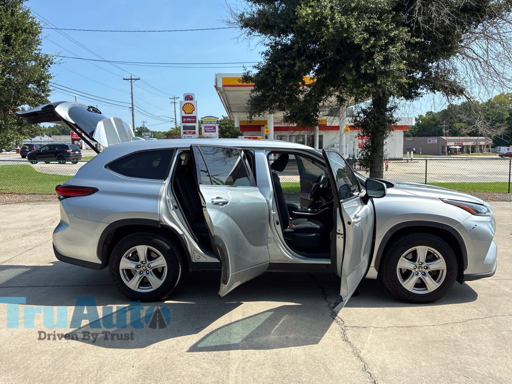 Used 2021 Toyota Highlander LE FWD image 19