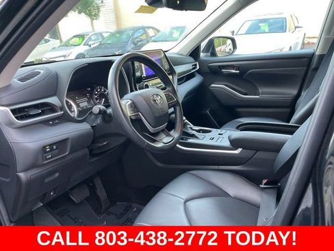 Used 2024 Toyota Highlander XLE AWD/4WD image 6