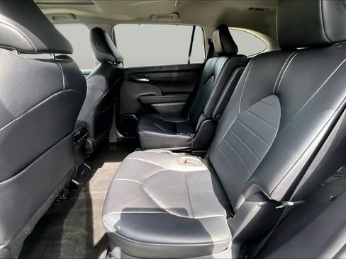 Used 2023 Toyota Highlander XLE FWD image 20