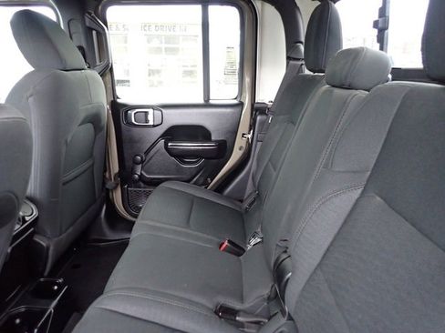 Used 2020 Jeep Gladiator Sport image 15