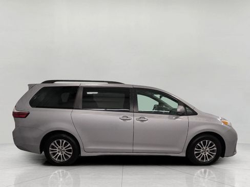 Used 2018 Toyota Sienna XLE w/ XLE Navigation Package FWD image 12