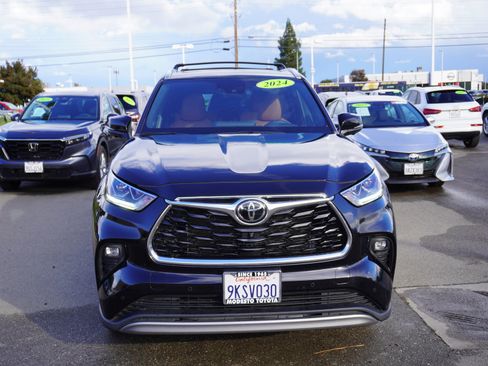 Used 2024 Toyota Highlander Platinum image 4