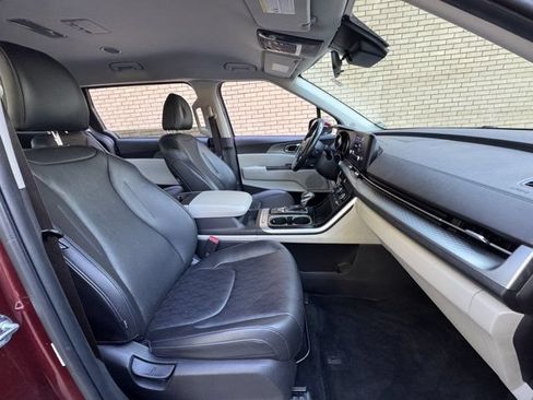 Used 2023 Kia Carnival LX FWD image 7