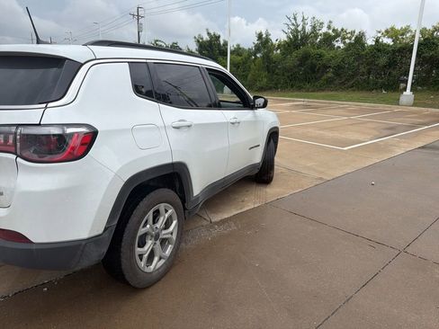 Used 2025 Jeep Compass Latitude AWD/4WD image 3