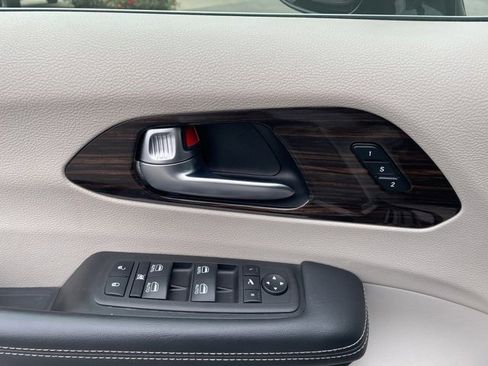 Used 2023 Chrysler Pacifica Limited image 10