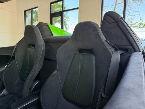 Used 2018 McLaren 570S Spider image 31