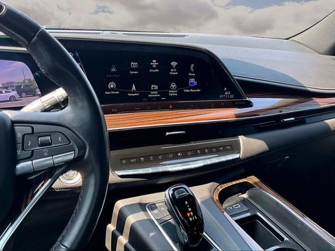 Used 2023 Cadillac Escalade Premium Luxury RWD image 9