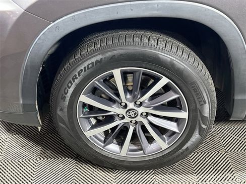 Used 2018 Toyota Highlander XLE w/ Carpet Mat Package (TMS) image 33