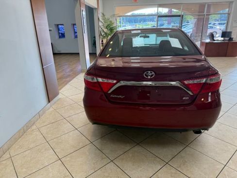Used 2016 Toyota Camry SE image 4