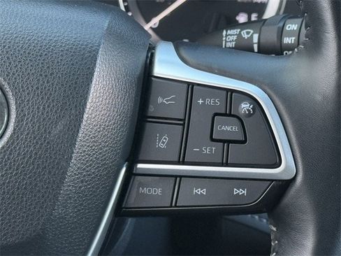 Used 2023 Toyota Highlander XLE image 16