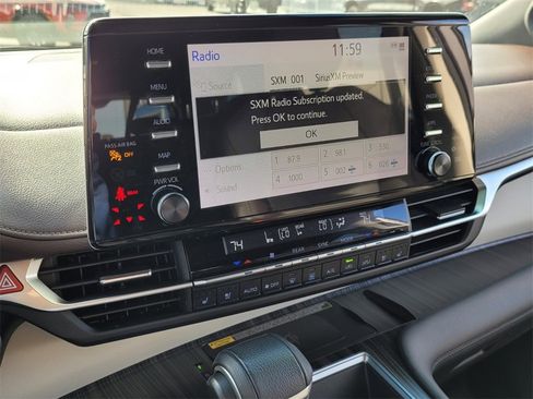 Used 2021 Toyota Sienna Platinum image 28