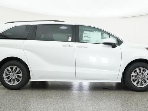 New 2026 Toyota Sienna XLE FWD image 13