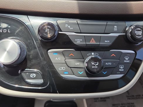 Used 2017 Chrysler Pacifica Touring-L FWD image 27