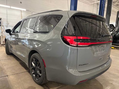 Used 2025 Chrysler Pacifica Limited FWD image 5