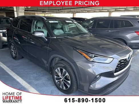 Used 2022 Toyota Highlander XLE FWD image 1