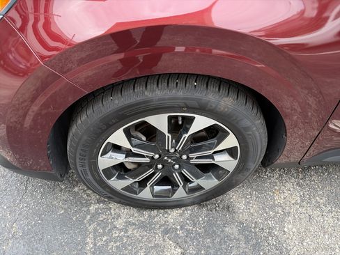 Used 2023 Kia Carnival EX FWD image 13