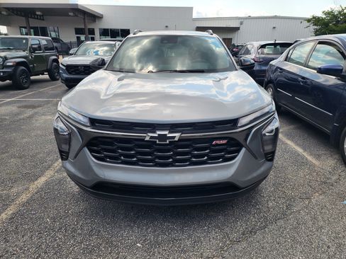 Used 2024 Chevrolet Trax RS w/ Sunroof Package FWD image 2