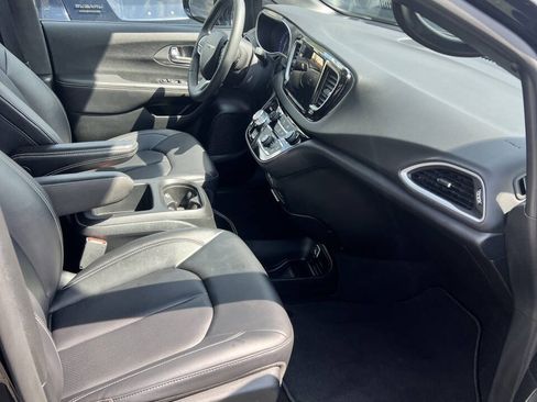 Used 2025 Chrysler Pacifica Select FWD image 6