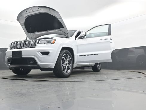 Used 2020 Jeep Grand Cherokee Overland AWD/4WD image 35
