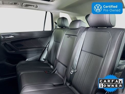 Certified 2022 Volkswagen Tiguan SE w/ Panoramic Sunroof Package AWD/4WD image 25