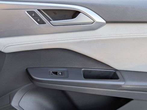 Used 2025 Volkswagen Taos SE image 22