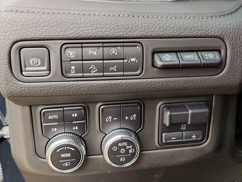 Used 2023 GMC Yukon Denali w/ Denali Reserve Package image 15