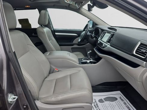 Used 2018 Toyota Highlander XLE AWD/4WD image 15