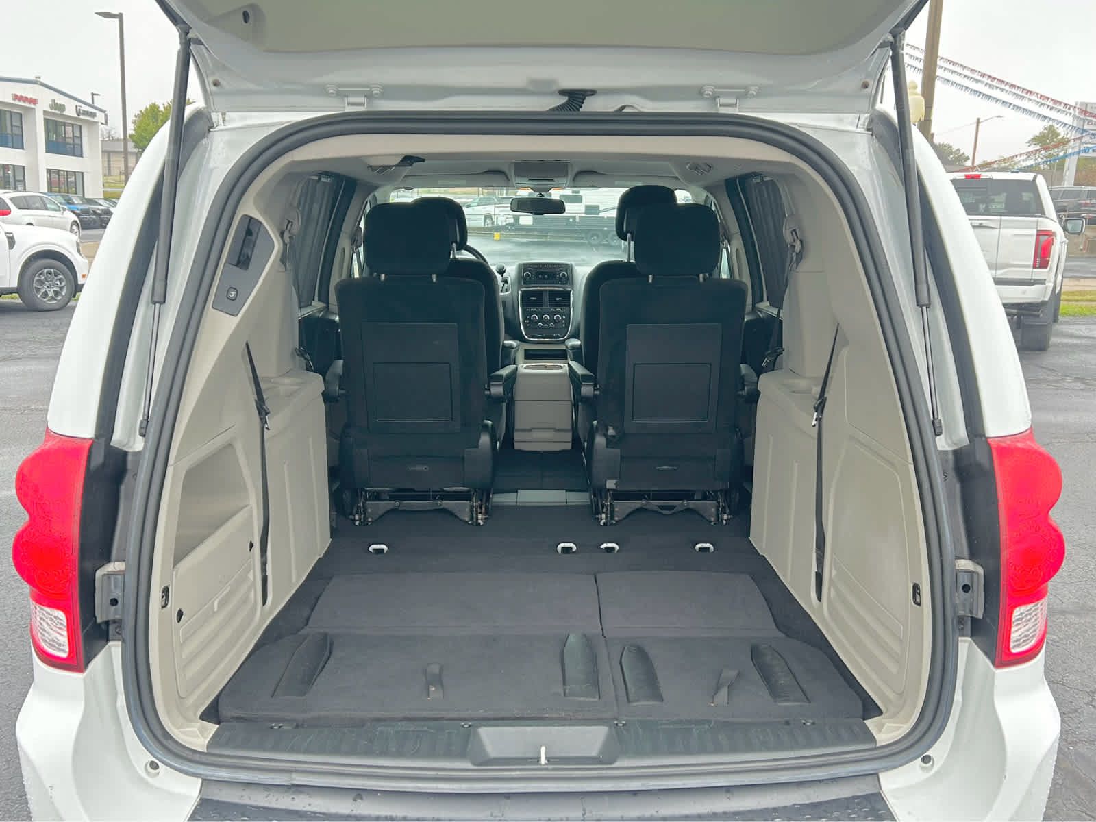 Used 2014 Dodge Grand Caravan SXT w/ UConnect Hands-Free Group FWD image 7