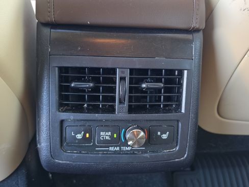 Used 2018 Toyota Avalon Limited FWD image 21