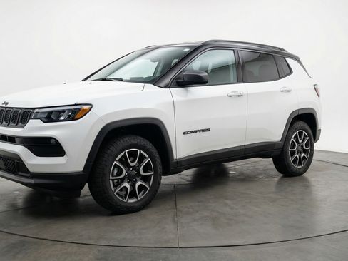 Used 2025 Jeep Compass Trailhawk image 3