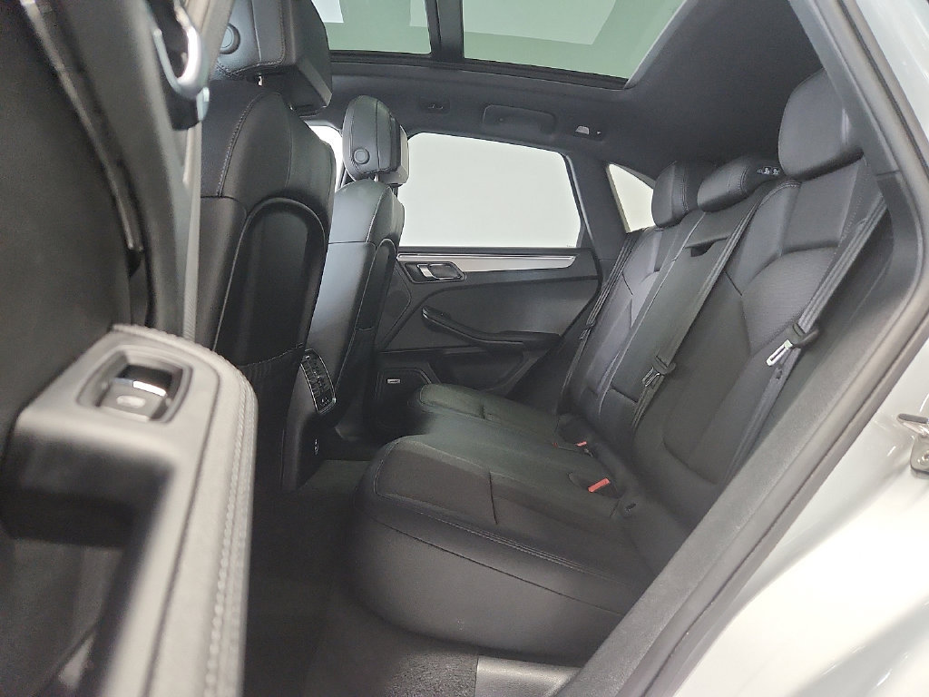 Certified 2026 Porsche Macan AWD/4WD image 11