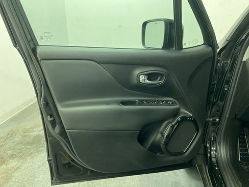 Used 2018 Jeep Renegade Altitude image 22