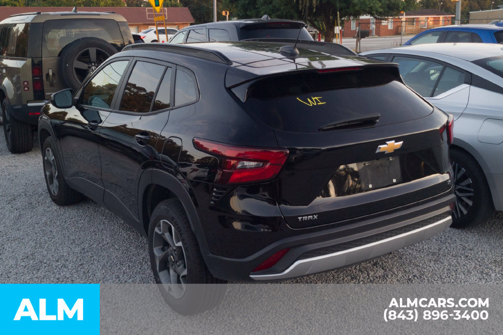 Used 2025 Chevrolet Trax LT FWD image 23